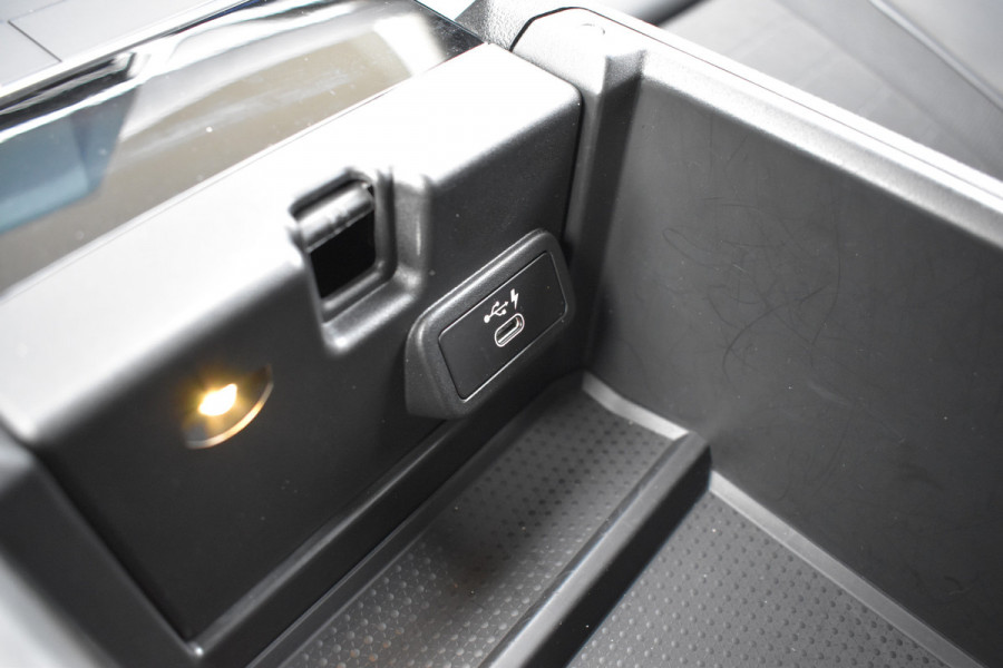 BMW 3-serie 320i High Executive / Carplay / Keyless / Navi / Parkeersensoren v+a / Stoelverwarming / 17'' LM