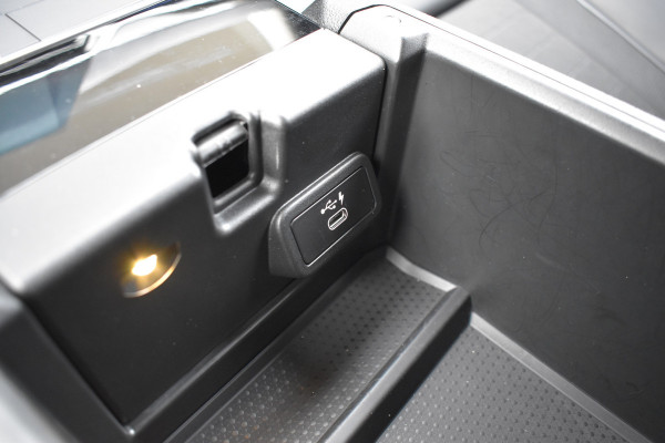 BMW 3-serie 320i High Executive / Carplay / Keyless / Navi / Parkeersensoren v+a / Stoelverwarming / 17'' LM