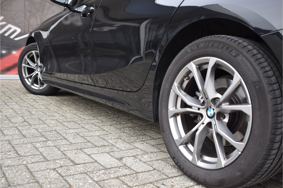 BMW 3-serie 320i High Executive / Carplay / Keyless / Navi / Parkeersensoren v+a / Stoelverwarming / 17'' LM