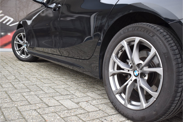 BMW 3-serie 320i High Executive / Carplay / Keyless / Navi / Parkeersensoren v+a / Stoelverwarming / 17'' LM