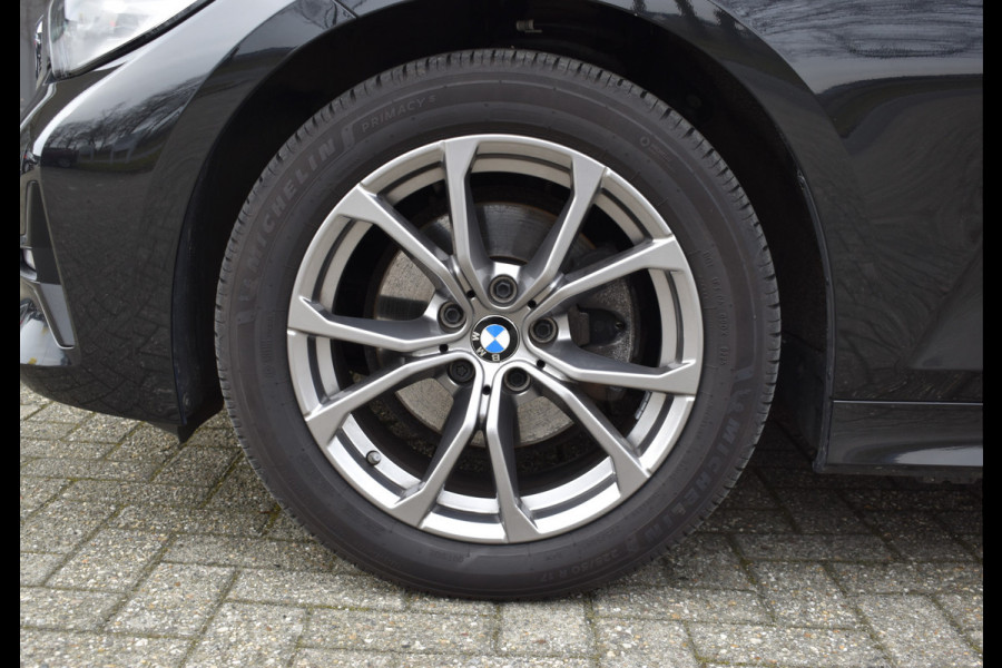 BMW 3-serie 320i High Executive / Carplay / Keyless / Navi / Parkeersensoren v+a / Stoelverwarming / 17'' LM