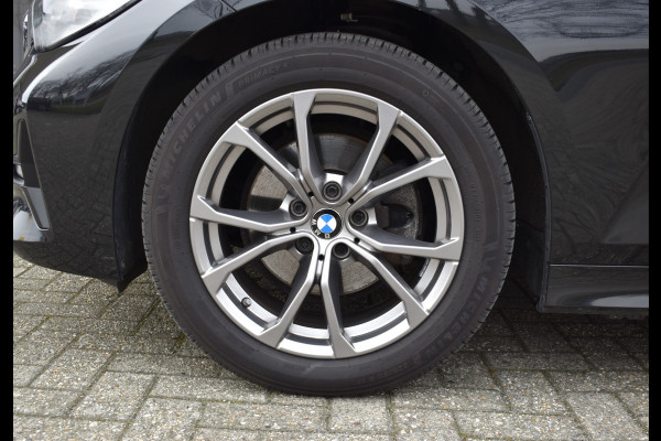 BMW 3-serie 320i High Executive / Carplay / Keyless / Navi / Parkeersensoren v+a / Stoelverwarming / 17'' LM