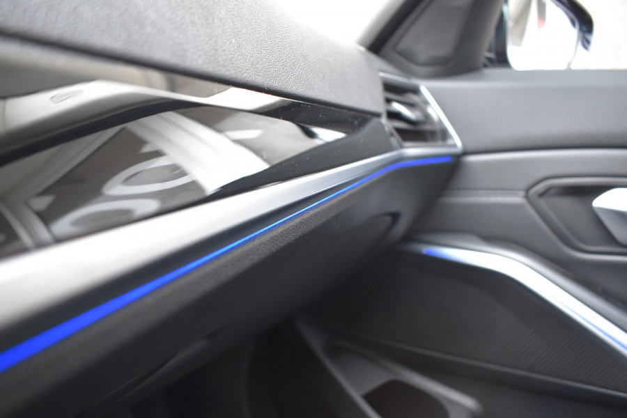 BMW 3-serie 320i High Executive / Carplay / Keyless / Navi / Parkeersensoren v+a / Stoelverwarming / 17'' LM