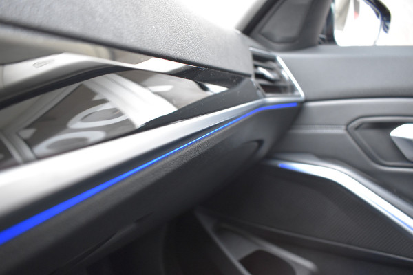 BMW 3-serie 320i High Executive / Carplay / Keyless / Navi / Parkeersensoren v+a / Stoelverwarming / 17'' LM