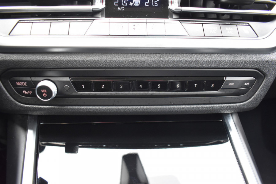 BMW 3-serie 320i High Executive / Carplay / Keyless / Navi / Parkeersensoren v+a / Stoelverwarming / 17'' LM