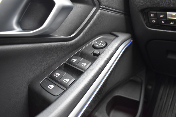 BMW 3-serie 320i High Executive / Carplay / Keyless / Navi / Parkeersensoren v+a / Stoelverwarming / 17'' LM