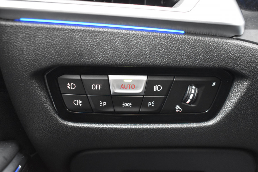BMW 3-serie 320i High Executive / Carplay / Keyless / Navi / Parkeersensoren v+a / Stoelverwarming / 17'' LM