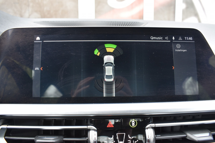 BMW 3-serie 320i High Executive / Carplay / Keyless / Navi / Parkeersensoren v+a / Stoelverwarming / 17'' LM