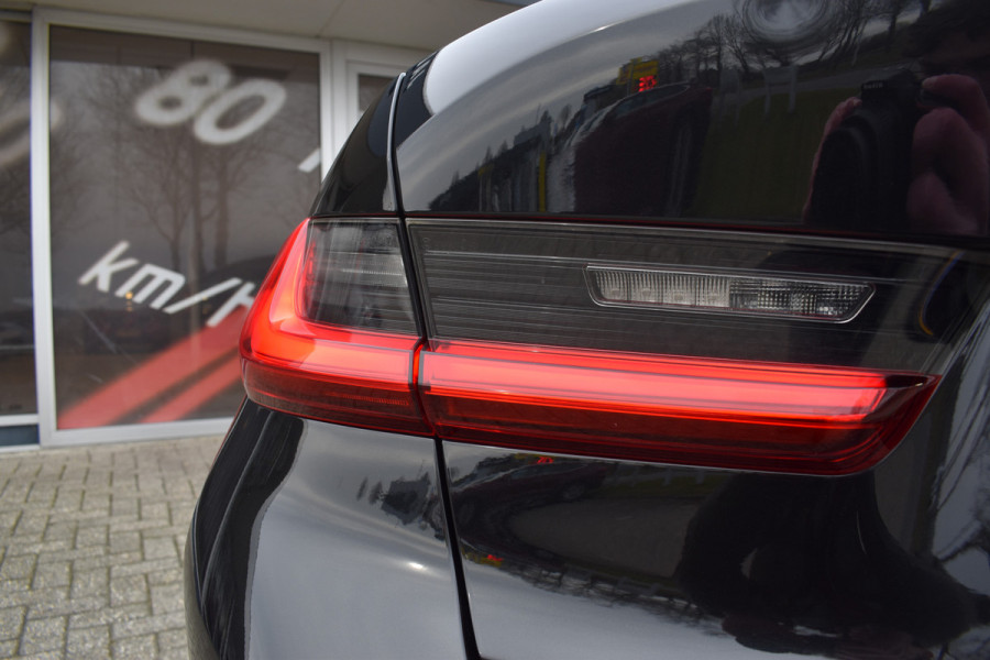 BMW 3-serie 320i High Executive / Carplay / Keyless / Navi / Parkeersensoren v+a / Stoelverwarming / 17'' LM