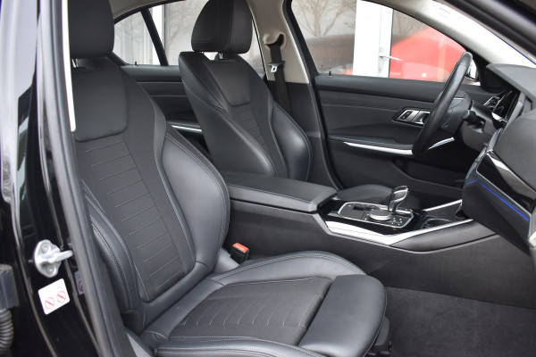 BMW 3-serie 320i High Executive / Carplay / Keyless / Navi / Parkeersensoren v+a / Stoelverwarming / 17'' LM