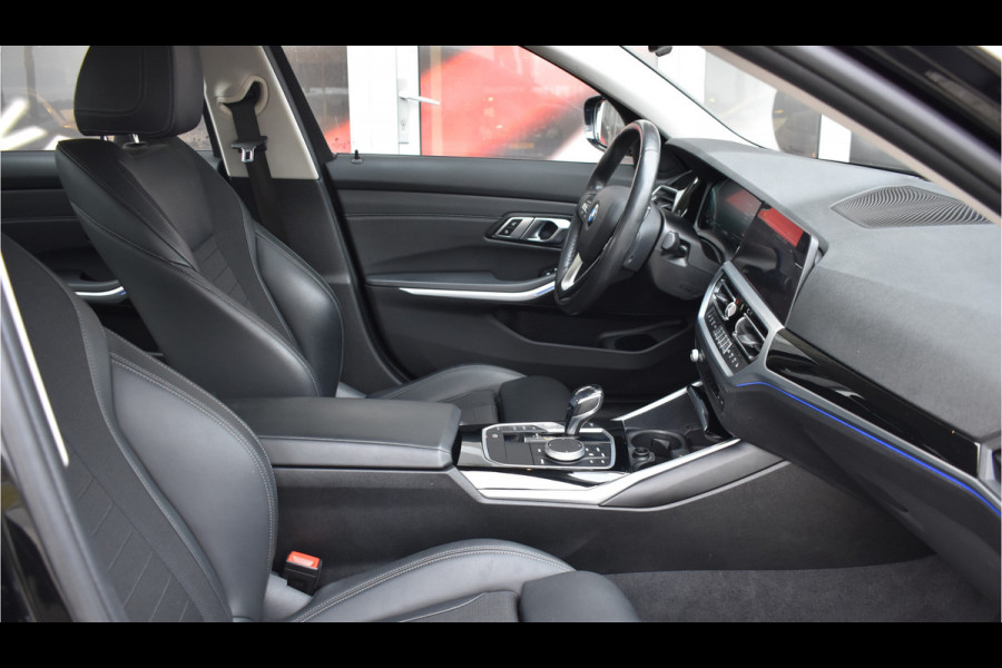 BMW 3-serie 320i High Executive / Carplay / Keyless / Navi / Parkeersensoren v+a / Stoelverwarming / 17'' LM