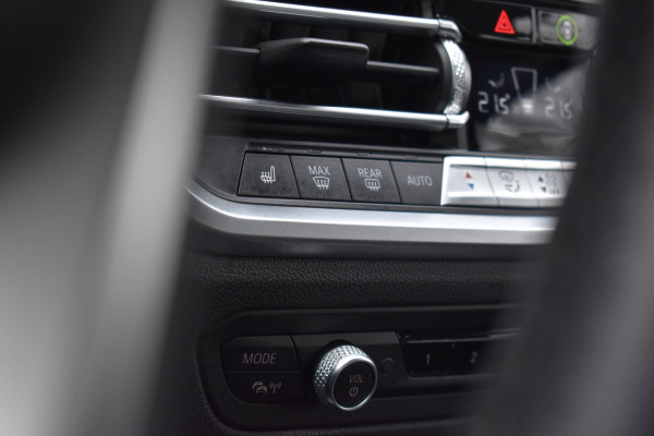 BMW 3-serie 320i High Executive / Carplay / Keyless / Navi / Parkeersensoren v+a / Stoelverwarming / 17'' LM