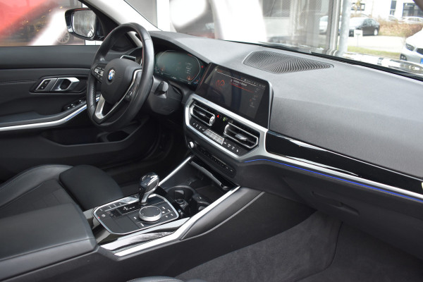 BMW 3-serie 320i High Executive / Carplay / Keyless / Navi / Parkeersensoren v+a / Stoelverwarming / 17'' LM