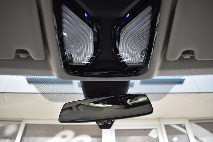 BMW 3-serie 320i High Executive / Carplay / Keyless / Navi / Parkeersensoren v+a / Stoelverwarming / 17'' LM