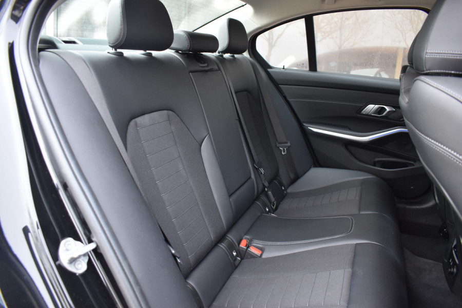 BMW 3-serie 320i High Executive / Carplay / Keyless / Navi / Parkeersensoren v+a / Stoelverwarming / 17'' LM