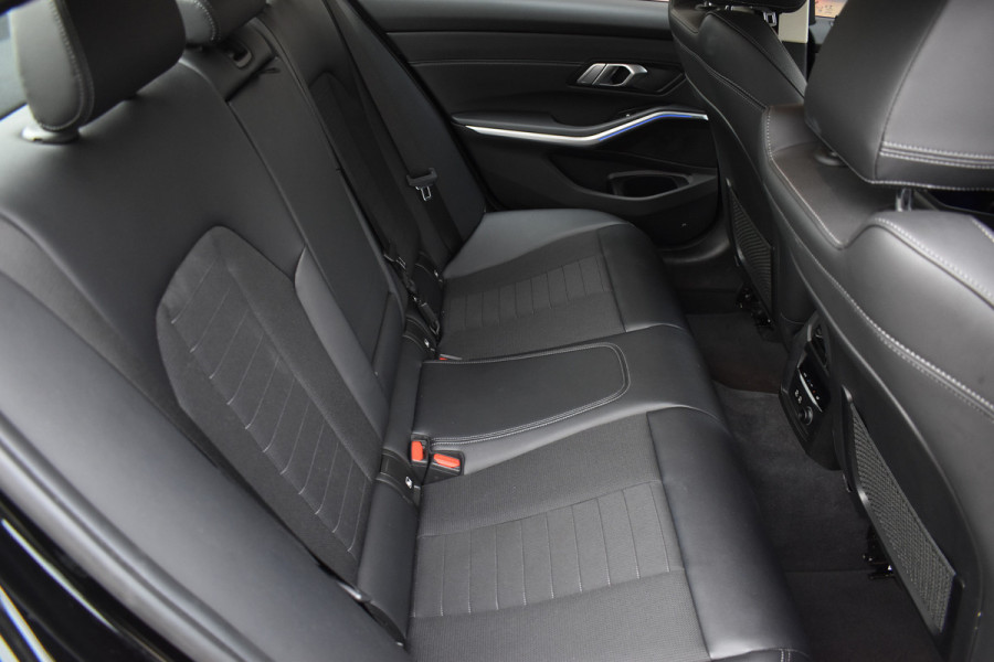 BMW 3-serie 320i High Executive / Carplay / Keyless / Navi / Parkeersensoren v+a / Stoelverwarming / 17'' LM