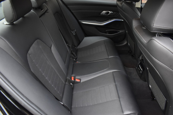 BMW 3-serie 320i High Executive / Carplay / Keyless / Navi / Parkeersensoren v+a / Stoelverwarming / 17'' LM