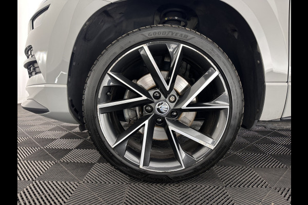 Škoda Karoq 1.5 TSI ACT Sportline Business (INCL-BTW) Aut. *PANO | DIGI-COCKPIT | FULL-LED | ADAPTIVE-CRUISE | CANTON-AUDIO | BLINDSPOT | HEATED-SPORTSEATS | CAMERA | AMBIENTLIGHT | NAVI-FULLMAP | KEYLESS | DAB+ | TOWBAR | PRIVACYGLAS