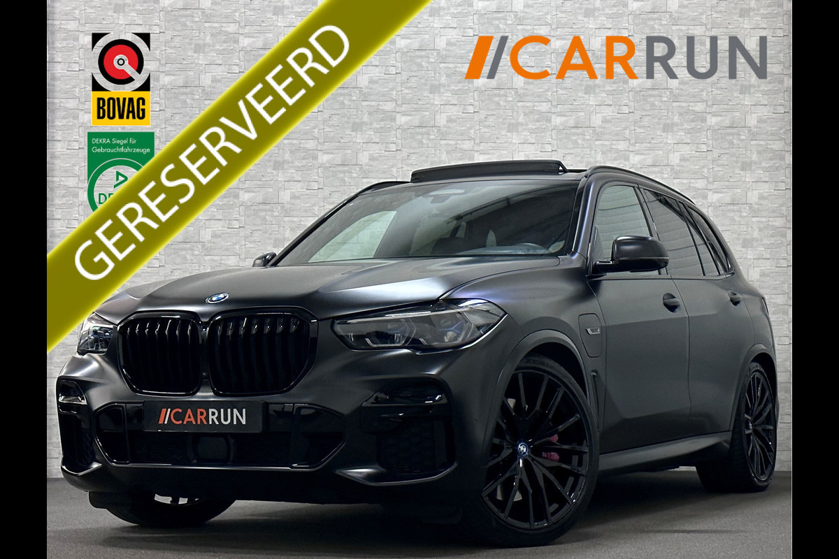 BMW X5 45e | M Sportseats | Frozen Black | Carbon | 360 Camera | Skylounce | ACC | Stoel Massage & Ventilatie | Indiv. Leder | Laser-LE Softclose | Achterasbesturing | Glasapplicatie | Displaykey | Stuur en achterbank verwarming | TH | 4-Zone | Isolatieglas | 22" | Bovag garantie.