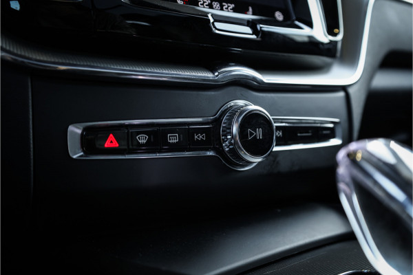 Volvo XC60 2.0 T6 Plug-in hybrid AWD Ultimate Black Edition - Panorama | Memory | Elek. Trekhaak | Stuurverwarming