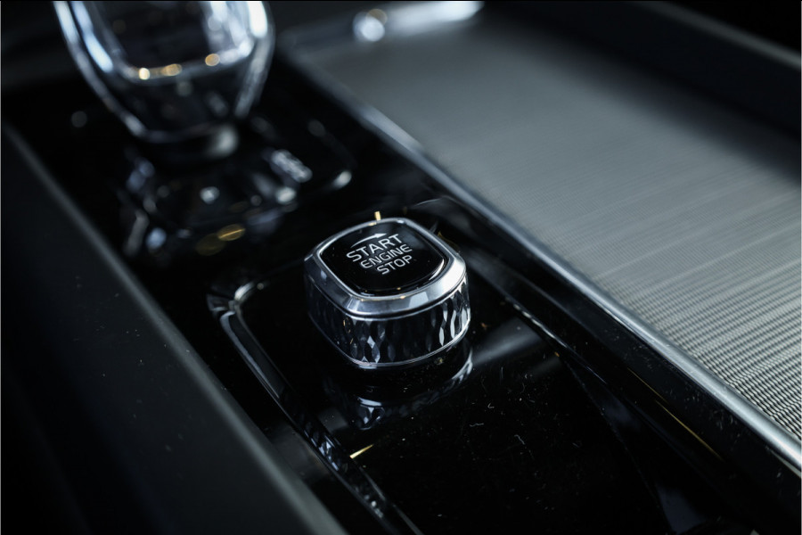 Volvo XC60 2.0 T6 Plug-in hybrid AWD Ultimate Black Edition - Panorama | Memory | Elek. Trekhaak | Stuurverwarming