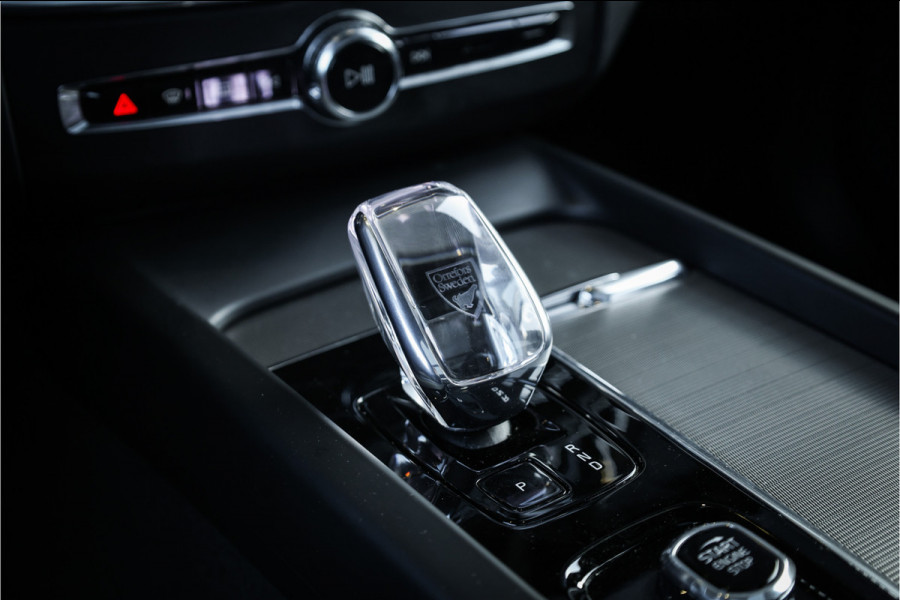 Volvo XC60 2.0 T6 Plug-in hybrid AWD Ultimate Black Edition - Panorama | Memory | Elek. Trekhaak | Stuurverwarming