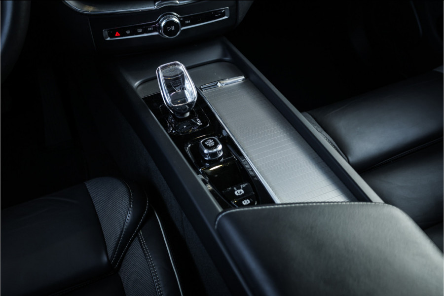 Volvo XC60 2.0 T6 Plug-in hybrid AWD Ultimate Black Edition - Panorama | Memory | Elek. Trekhaak | Stuurverwarming