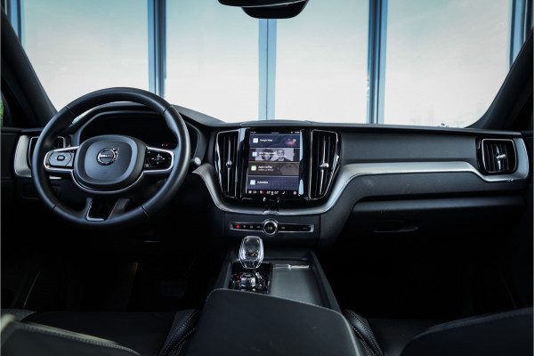 Volvo XC60 2.0 T6 Plug-in hybrid AWD Ultimate Black Edition - Panorama | Memory | Elek. Trekhaak | Stuurverwarming