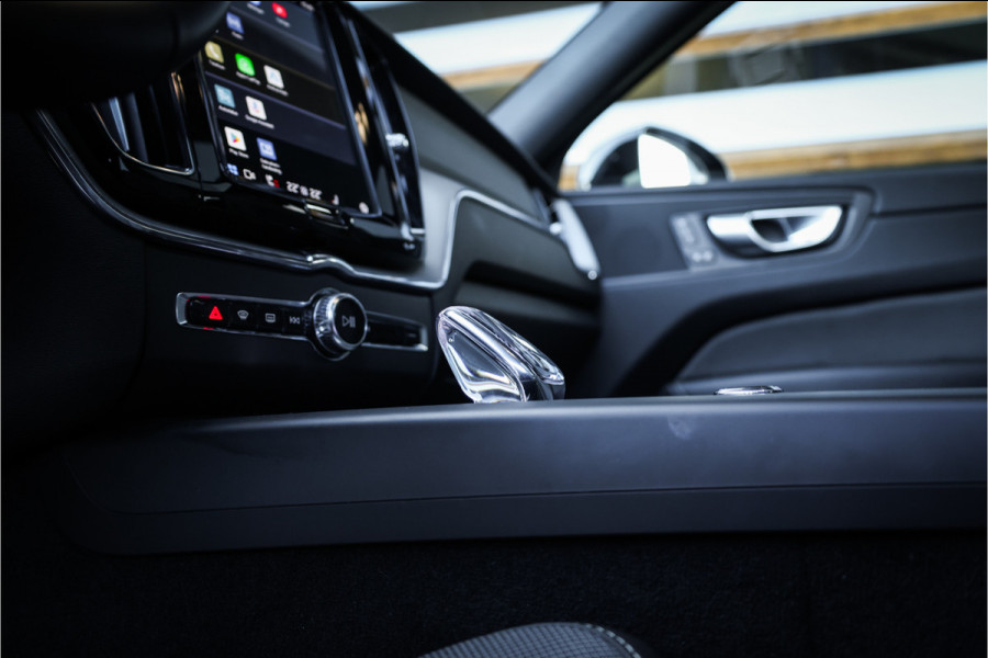 Volvo XC60 2.0 T6 Plug-in hybrid AWD Ultimate Black Edition - Panorama | Memory | Elek. Trekhaak | Stuurverwarming