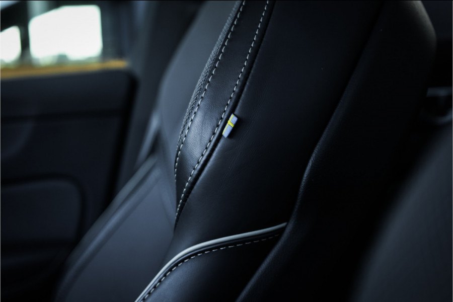 Volvo XC60 2.0 T6 Plug-in hybrid AWD Ultimate Black Edition - Panorama | Memory | Elek. Trekhaak | Stuurverwarming
