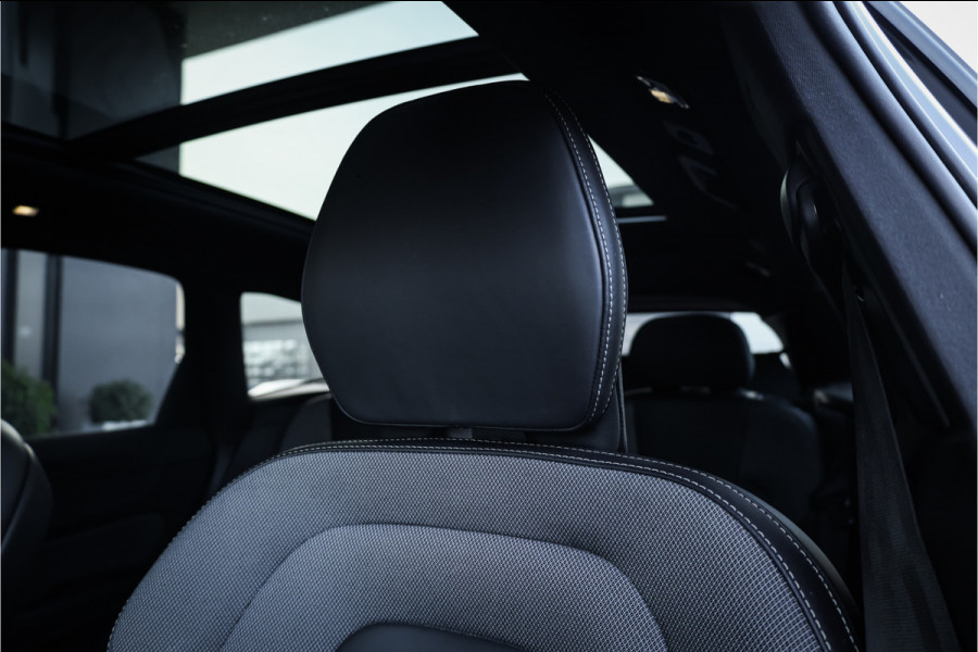 Volvo XC60 2.0 T6 Plug-in hybrid AWD Ultimate Black Edition - Panorama | Memory | Elek. Trekhaak | Stuurverwarming