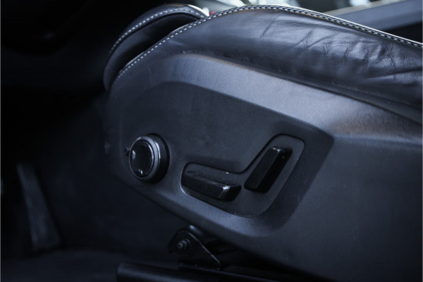 Volvo XC60 2.0 T6 Plug-in hybrid AWD Ultimate Black Edition - Panorama | Memory | Elek. Trekhaak | Stuurverwarming