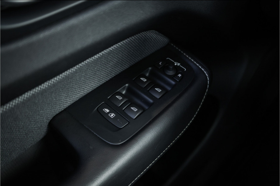 Volvo XC60 2.0 T6 Plug-in hybrid AWD Ultimate Black Edition - Panorama | Memory | Elek. Trekhaak | Stuurverwarming