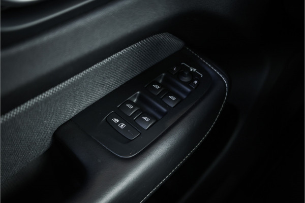 Volvo XC60 2.0 T6 Plug-in hybrid AWD Ultimate Black Edition - Panorama | Memory | Elek. Trekhaak | Stuurverwarming