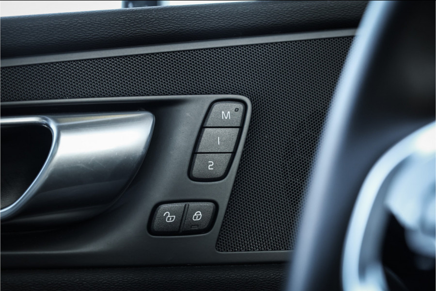 Volvo XC60 2.0 T6 Plug-in hybrid AWD Ultimate Black Edition - Panorama | Memory | Elek. Trekhaak | Stuurverwarming