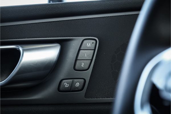 Volvo XC60 2.0 T6 Plug-in hybrid AWD Ultimate Black Edition - Panorama | Memory | Elek. Trekhaak | Stuurverwarming