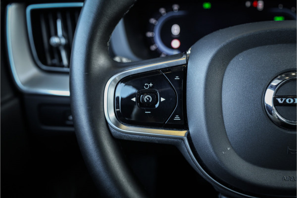 Volvo XC60 2.0 T6 Plug-in hybrid AWD Ultimate Black Edition - Panorama | Memory | Elek. Trekhaak | Stuurverwarming