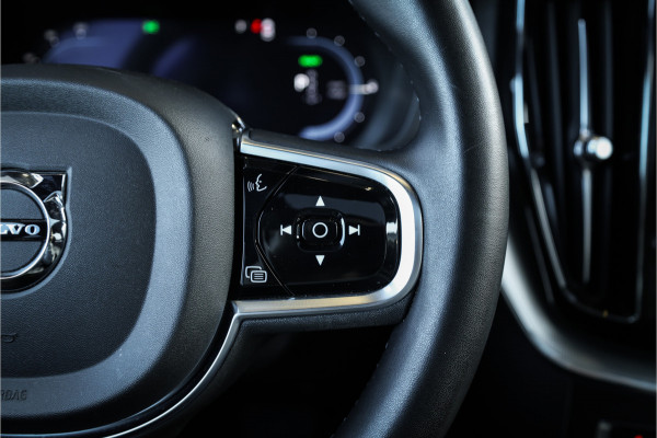 Volvo XC60 2.0 T6 Plug-in hybrid AWD Ultimate Black Edition - Panorama | Memory | Elek. Trekhaak | Stuurverwarming