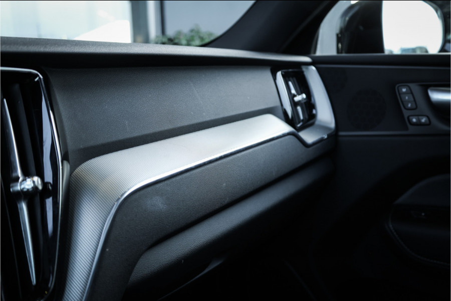 Volvo XC60 2.0 T6 Plug-in hybrid AWD Ultimate Black Edition - Panorama | Memory | Elek. Trekhaak | Stuurverwarming