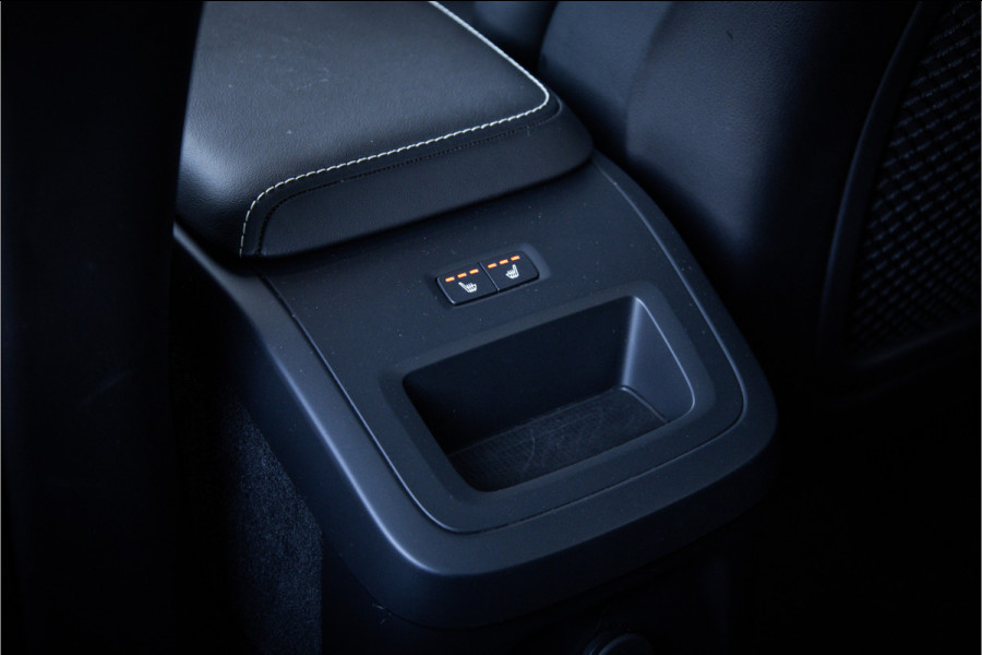 Volvo XC60 2.0 T6 Plug-in hybrid AWD Ultimate Black Edition - Panorama | Memory | Elek. Trekhaak | Stuurverwarming