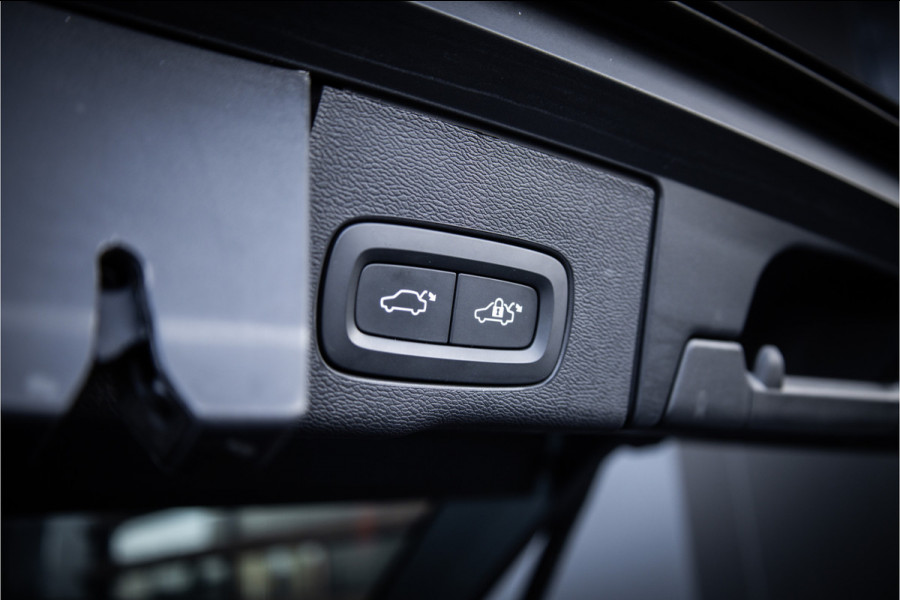 Volvo XC60 2.0 T6 Plug-in hybrid AWD Ultimate Black Edition - Panorama | Memory | Elek. Trekhaak | Stuurverwarming