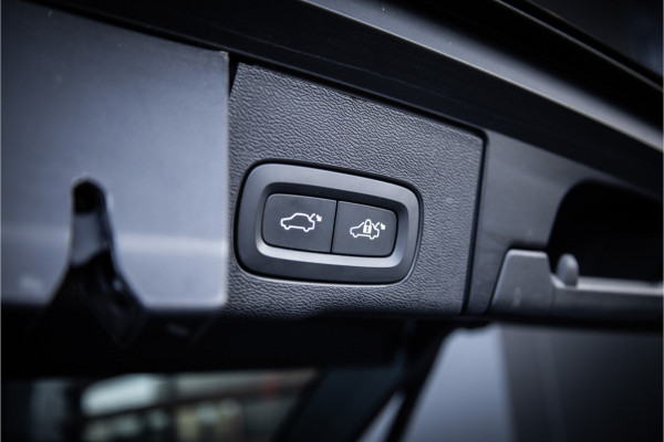 Volvo XC60 2.0 T6 Plug-in hybrid AWD Ultimate Black Edition - Panorama | Memory | Elek. Trekhaak | Stuurverwarming