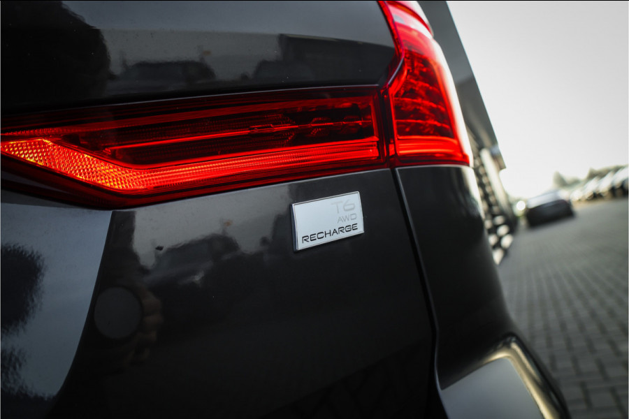 Volvo XC60 2.0 T6 Plug-in hybrid AWD Ultimate Black Edition - Panorama | Memory | Elek. Trekhaak | Stuurverwarming