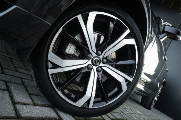 Volvo XC60 2.0 T6 Plug-in hybrid AWD Ultimate Black Edition - Panorama | Memory | Elek. Trekhaak | Stuurverwarming