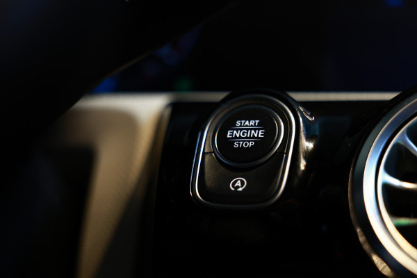 Mercedes-Benz A-Klasse 200 Business Solution AMG PANO MEMORY LANE PDC '18