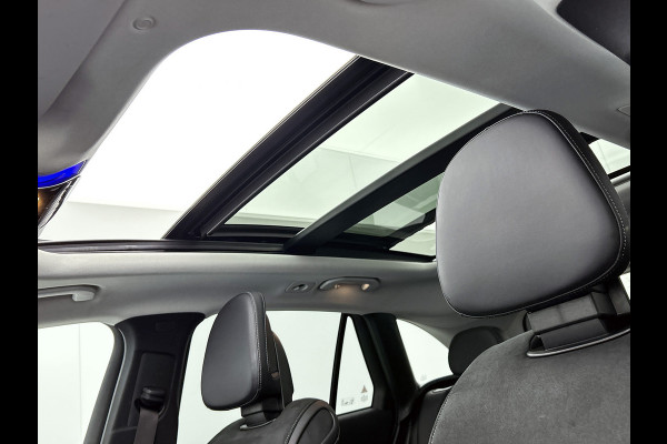 Mercedes-Benz GLC 300 e 4MATIC AMG Plug-In Hybride | 360  graden Camera | Memory seats | Schuifkanteldak | Sfeerverlichting | Chroompakket | Keyless entry Inclusief 24 maanden MB Certified garantie voor Europa.