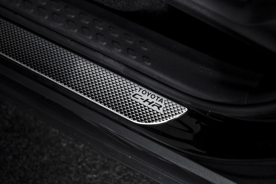 Toyota C-HR 2.0 Hybrid Dynamic | Adapt. Cruise | Stoel-+Stuurverw. | PDC | Camera | NAV+App. Connect | ECC | Afn. Trekhaak | LM 18" |