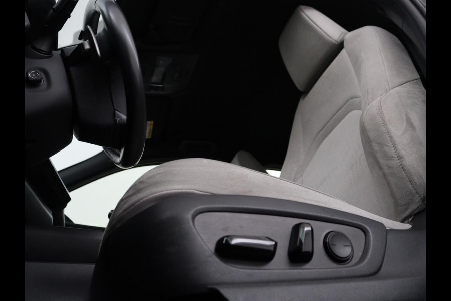 Lexus UX 300e 54 kWh | Alcantara | Adaptive cruise | Carplay | Full LED | Elektrische stoelen | Climate control | Bluetooth | DAB