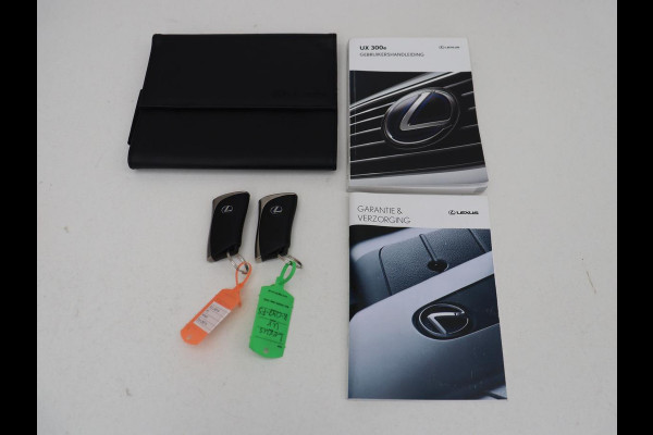 Lexus UX 300e 54 kWh | Alcantara | Adaptive cruise | Carplay | Full LED | Elektrische stoelen | Climate control | Bluetooth | DAB