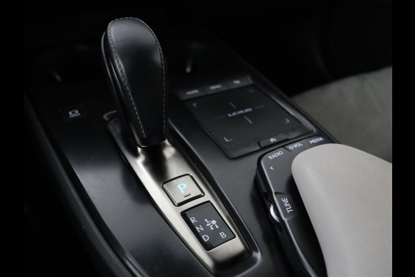 Lexus UX 300e 54 kWh | Alcantara | Adaptive cruise | Carplay | Full LED | Elektrische stoelen | Climate control | Bluetooth | DAB